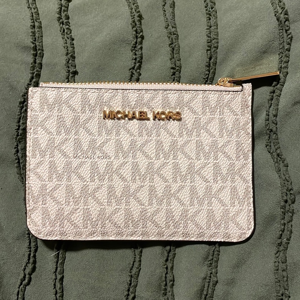 BRAND new Michael Kors wallet 🤍🤍 super cute!!